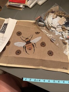KIT Hand Painted Needlepoint Canvas “Bee ”. 🐈‍⬛